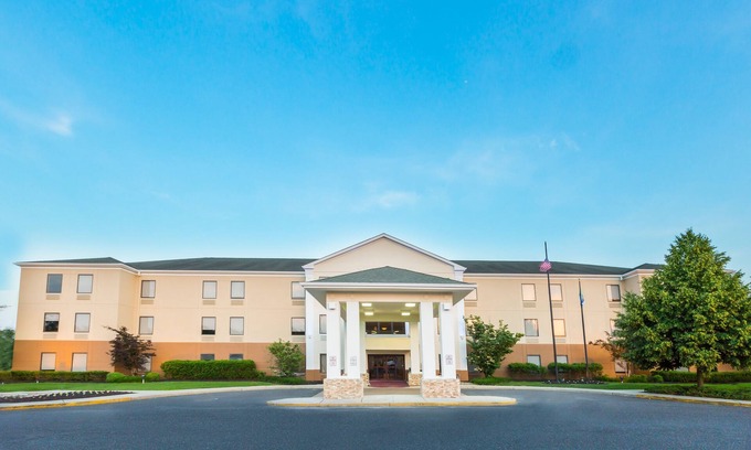 Westampton Hotel | Holiday Inn Express Hotel & Suites Mt. Holly by IHG