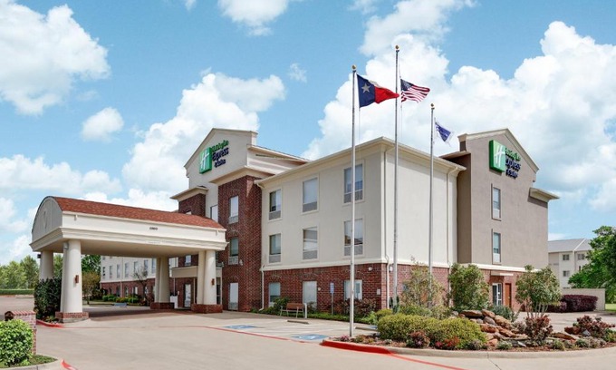Cleburne Hotel | Holiday Inn Express Hotel & Suites Cleburne by IHG