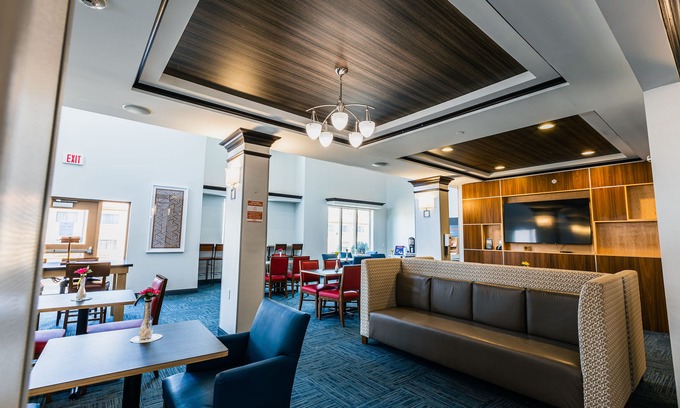 Hamburg Hotel | Holiday Inn Express Hotel & Suites Hamburg by IHG