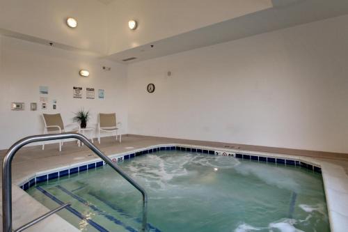 Peru Hotel | Holiday Inn Express Peru-Lasalle Area by IHG