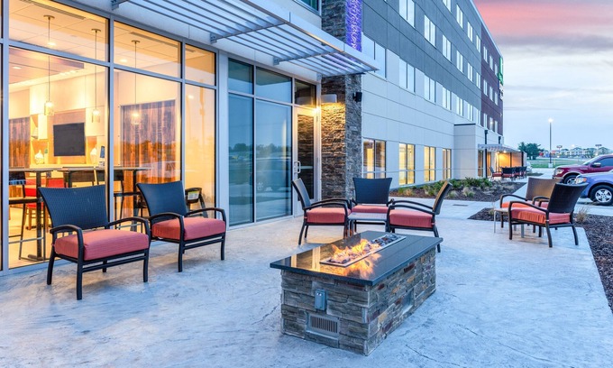 Springfield Hotel | Holiday Inn Express & Suites Springfield North by IHG