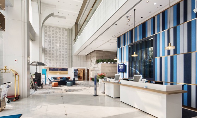 Longhua District Hotel | Holiday Inn Express Shenzhen North Station by IHG