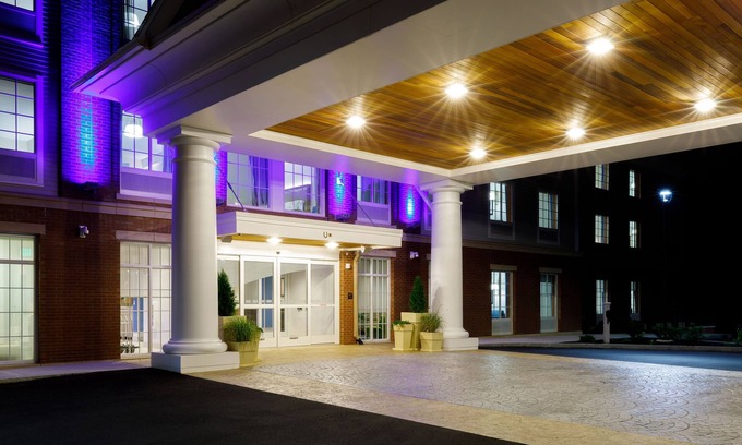 Sturbridge Hotel | Holiday Inn Express & Suites Sturbridge by IHG