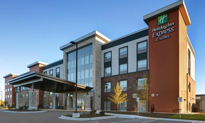 Brookfield Hotel | Holiday Inn Express & Suites - Milwaukee - Brookfield by IHG