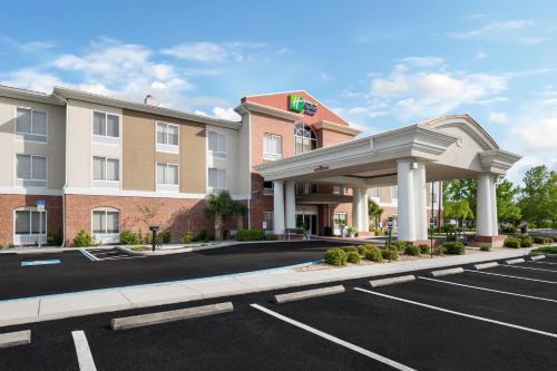 Forest Oaks Hotel | Holiday Inn Express & Suites Spring Hill by IHG