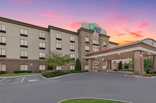 Cleveland Hotel | Holiday Inn Express & Suites - Cleveland Northwest by IHG