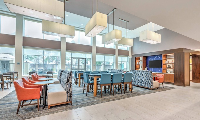 Braeswood Place Hotel | Holiday Inn Express & Suites Houston S - Medical Ctr Area by IHG
