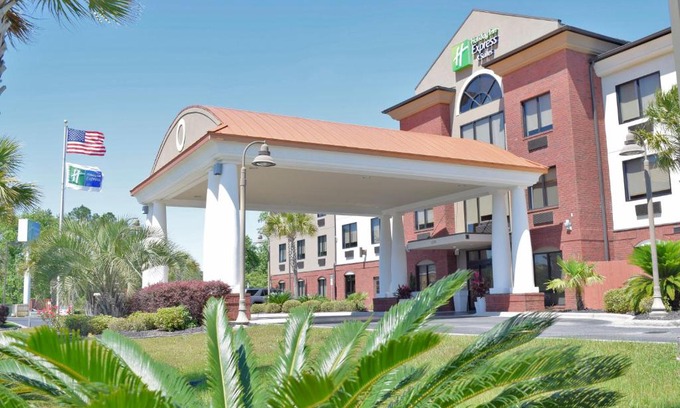 Northwest Pensacola Hotel | Holiday Inn Express & Suites Pensacola West I-10 by IHG