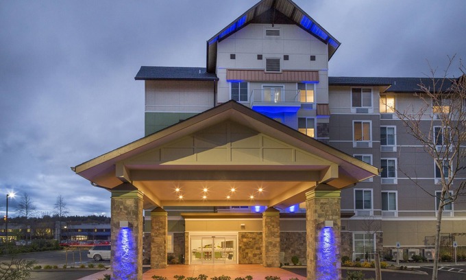 Southcenter Hotel | Holiday Inn Express & Suites Seattle South - Tukwila by IHG