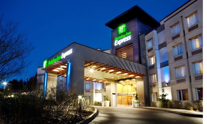 Langley Hotel | Holiday Inn Express & Suites Langley by IHG