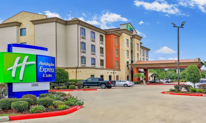 Houston Hotel | Holiday Inn Express & Suites Houston South near Pearland by IHG