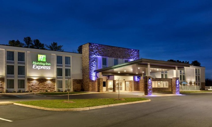 Williamsburg Hotel | Holiday Inn Express - Williamsburg Busch Gardens Area by IHG