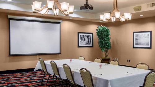 Central Oklahoma City Hotel | Holiday Inn Oklahoma City Airport by IHG