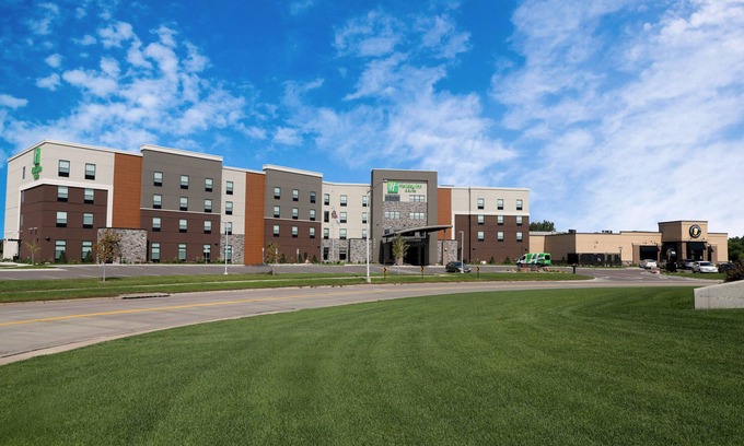 Sioux Falls Hotel | Holiday Inn & Suites Sioux Falls - Airport by IHG
