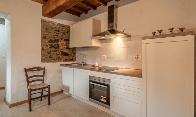 Fabbriche di Vallico House | Holiday Home 'Bellavista La Grotta' with Mountain View, Private Terrace and Wi-Fi