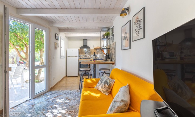 Santa Maria del Focallo House | Holiday Home 'Casa Felici In 2' with Private Pool, Wi-Fi and Air Conditioning
