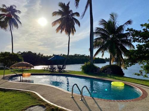 Levittown House | Holiday Retreat with Private Pool and Amazing Views