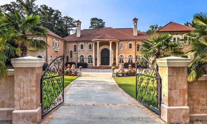 Sandy Springs House | Holiday Vacation Mansion + Hot Tub near DT Atlanta