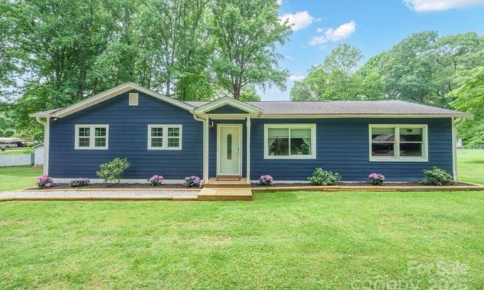 Mount Holly House | Holly Acres Retreat