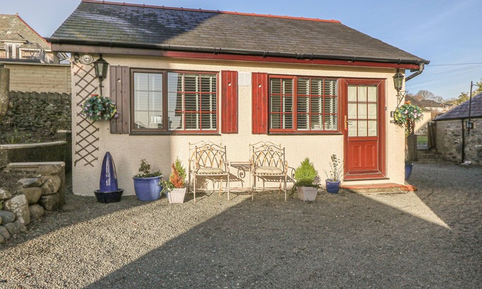 Criccieth Cottage | HOLLY COTTAGE, country holiday cottage, with a garden in Criccieth
