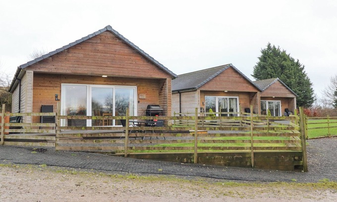 Preston House | HOLLY LODGE, pet friendly, character holiday cottage in Goosnargh
