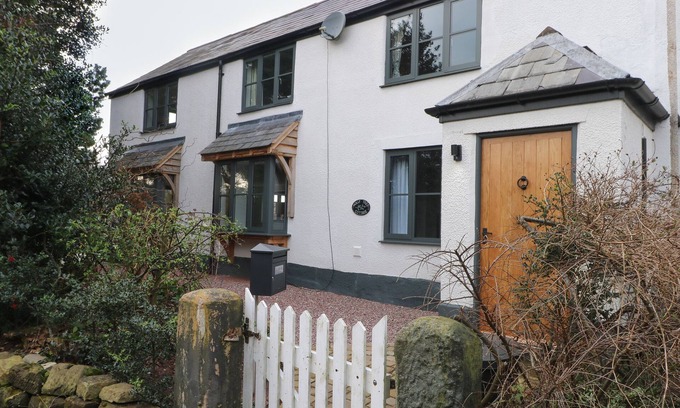 Mouldsworth Cottage | HOLLY TREE COTTAGE, family friendly, with open fire in Tarvin