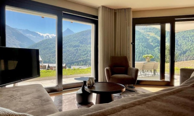Saas-Fee Apartment | Hollywood 1 - A luxury, comfortable and spacious apartment located directly on the slopes!
