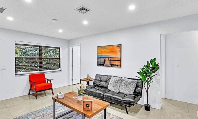 Little Ranches House | Hollywood 2 Bdrm New Furnished Beach Vacation LB2