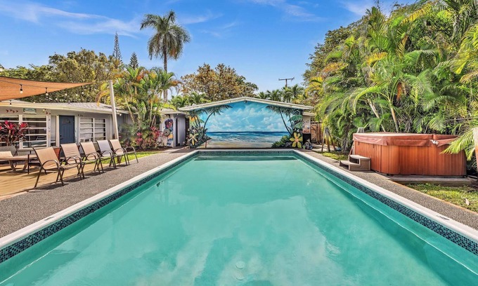 Parkside House | Hollywood Castle 7 Bdrms 4 baths pool ,hot tub close to beaches Fully private