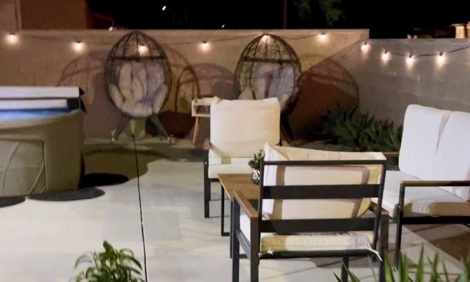 Canoga Park House | Hollywood Hillside Retreat: A Modern Escape Near Universal Studios