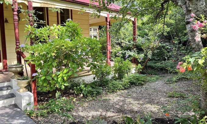 Leura House | Holmcroft & Pixie Cottages Sth Leura 4 Bdrm Spacious-10 mins Walk Leura/Quiet St