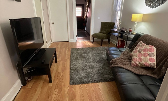 Orange House | Home Away From Home - CoMfy & Private 1 Bedroom !