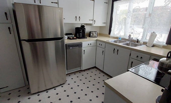 Erie House | Home away from home! Centrally Located - dedicated work area