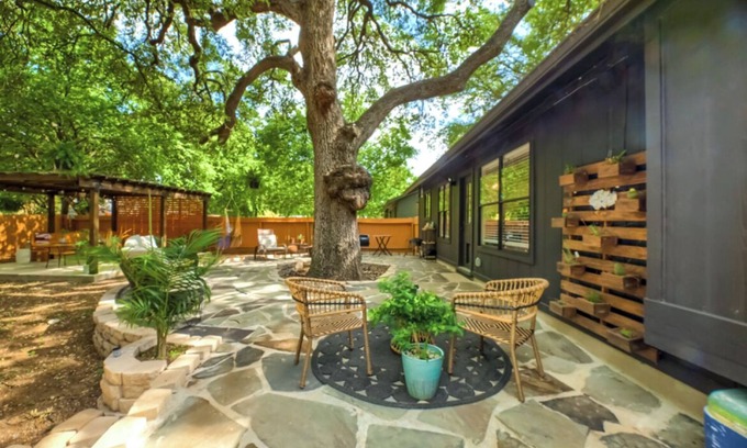 Westwood Heights House | Home Away from Home in South Austin
