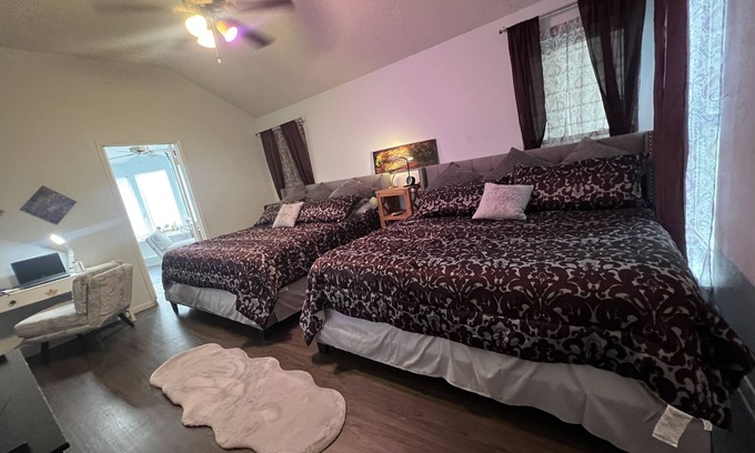 Briarforest House | Home away from home.spacious but cozy for the whole family. King size beds