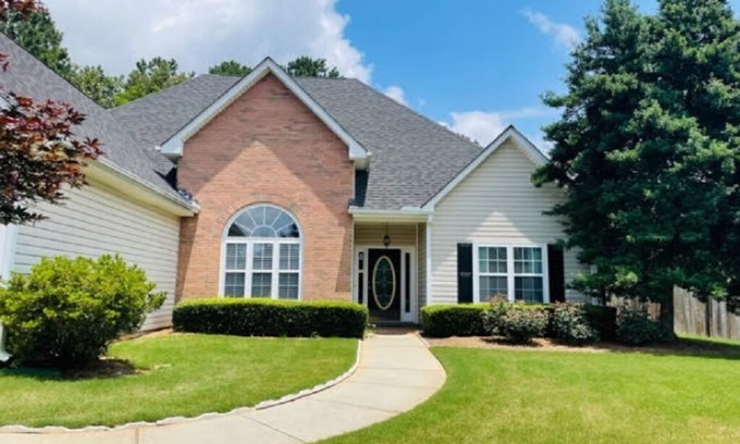Loganville House | Home Away From Home on a Quiet Cul-de-sac with large backyard