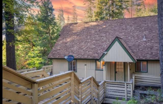 Yosemite West House | Home in Yosemite-Brookside Cottage-Sleeps 10
