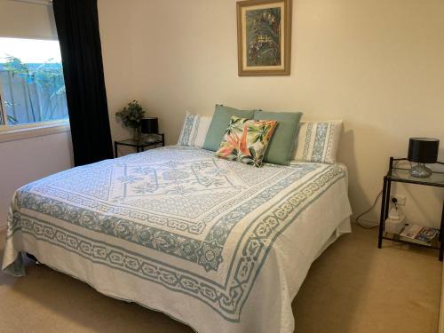 Swan Hill House | HOME STAY on HIGH King Bed - Private Home with Private Bathroom
