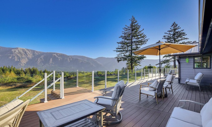Stevenson House | Home w/Mtn Views & Hot Tub in Stevenson!