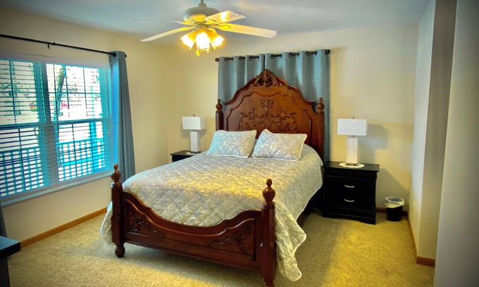 Warsaw House | Homeaway Haven 3 room, 2 bathroom house in charming Warsaw with WiFi, AC.