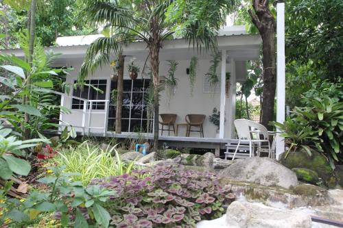 Lat Krabang Ski Chalet | Homeku Guesthouse Room 4 Cozy Stay Close to Suvarnabhumi Airport