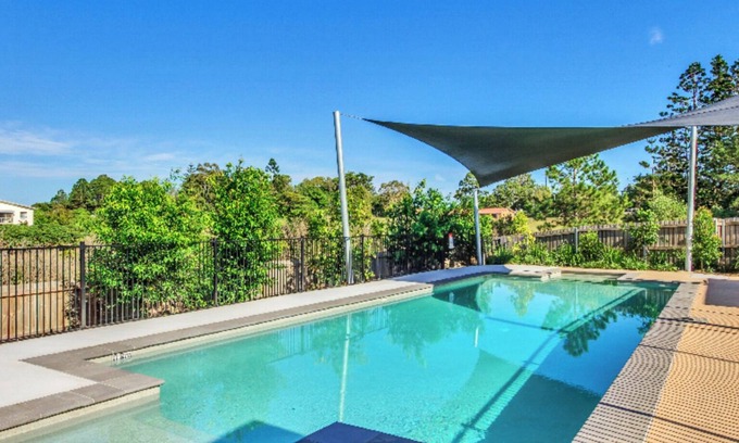 Mango Hill House | Homely Townhouse with Pools