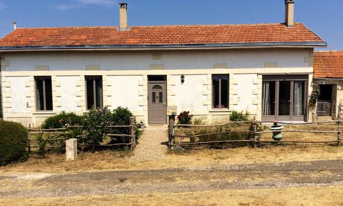 Mirambeau House | Homerez - Spacious house for 6 ppl. with garden at Saint-Bonnet-sur-Gironde