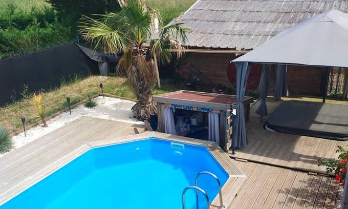 Aiguillon Apartment | Homerez - Appartement for 2 ppl. with swimming-pool and jacuzzi at Aiguillon