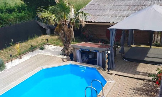 Aiguillon Apartment | Homerez - Appartement for 2 ppl. with swimming-pool and jacuzzi at Aiguillon