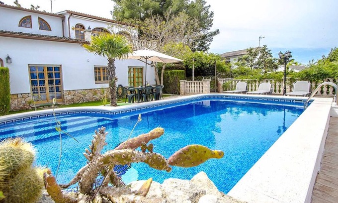 Castellet i la Gornal Villa | Homerez - Big villa 8 km away from the beach for 9 ppl. with swimming-pool