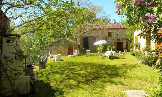 Les Junies House | Homerez - Charming House in Les Junies with Garden View