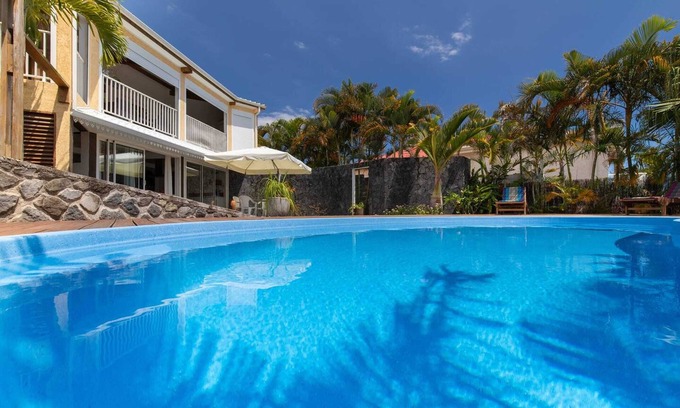 Petite-Ile House | Homerez - Charming house near Petite Île with private pool
