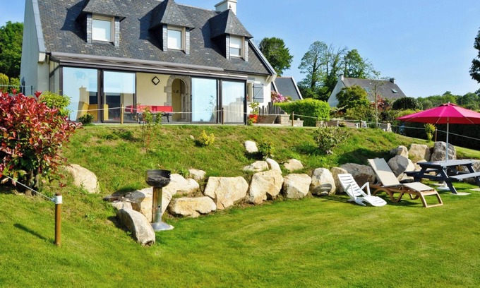 Plomelin Apartment | Homerez - Charming House in Plomelin with Garden