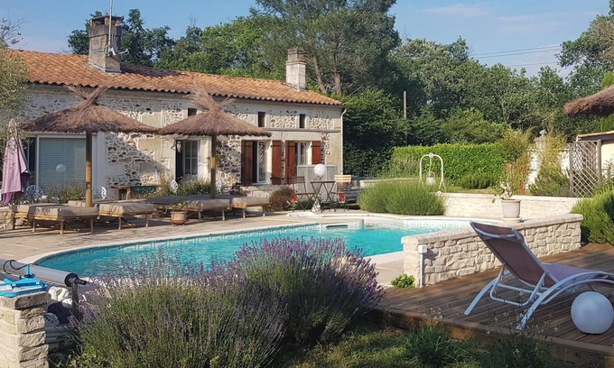 Bussac-Foret House | Homerez - Comfortable House in Bussac-Forêt - Pool